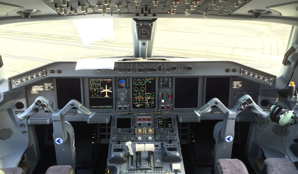 embraer175-cockpit